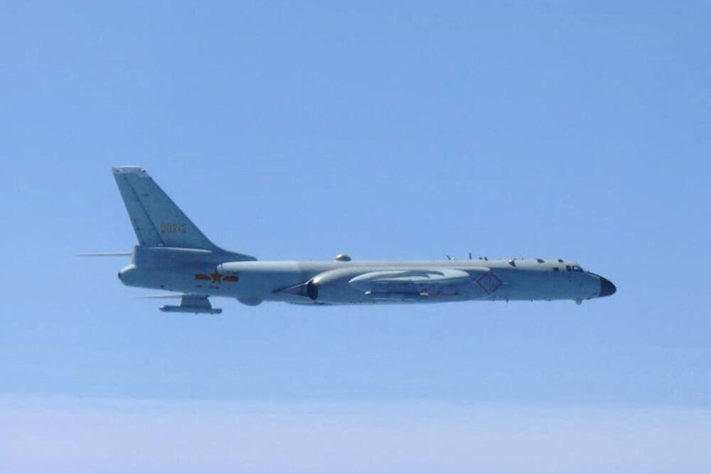 Kineski bombarder “H-6” juče iznad Istočnog kineskog mora, Foto: Rojters
