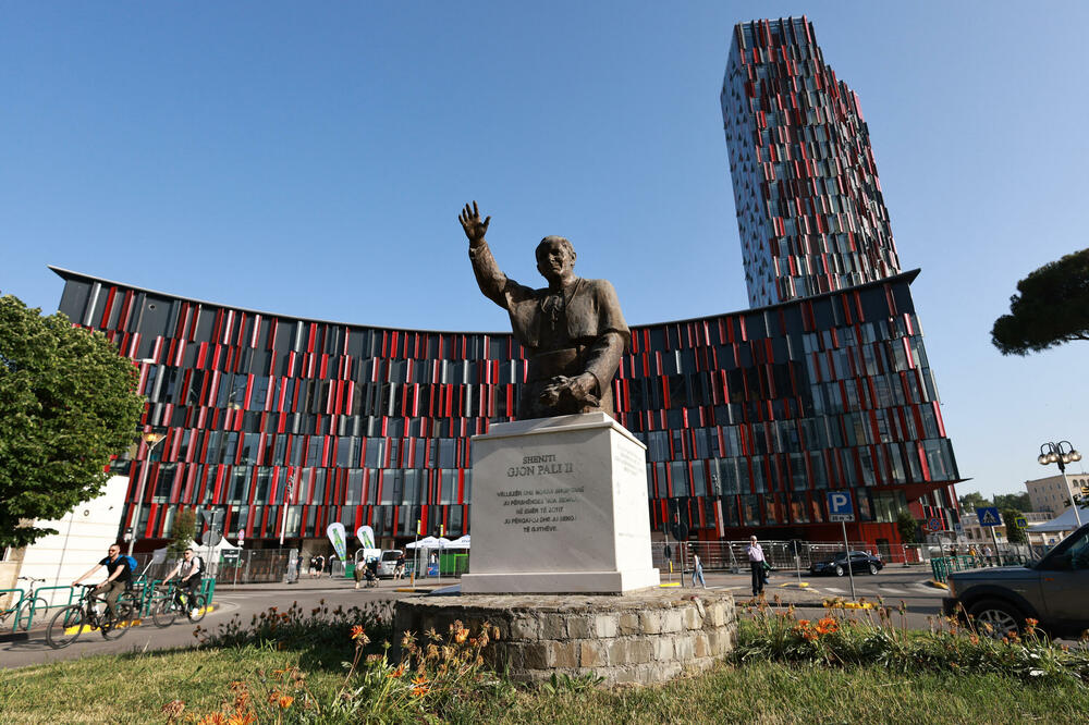 Plato ispred stadiona “Er Albanija” u Tirani, Foto: Reuters