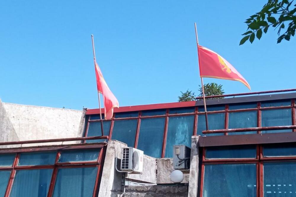 Zastave u Kolašinu spuštene su na pola koplja, Foto: Dragana Šćepanović