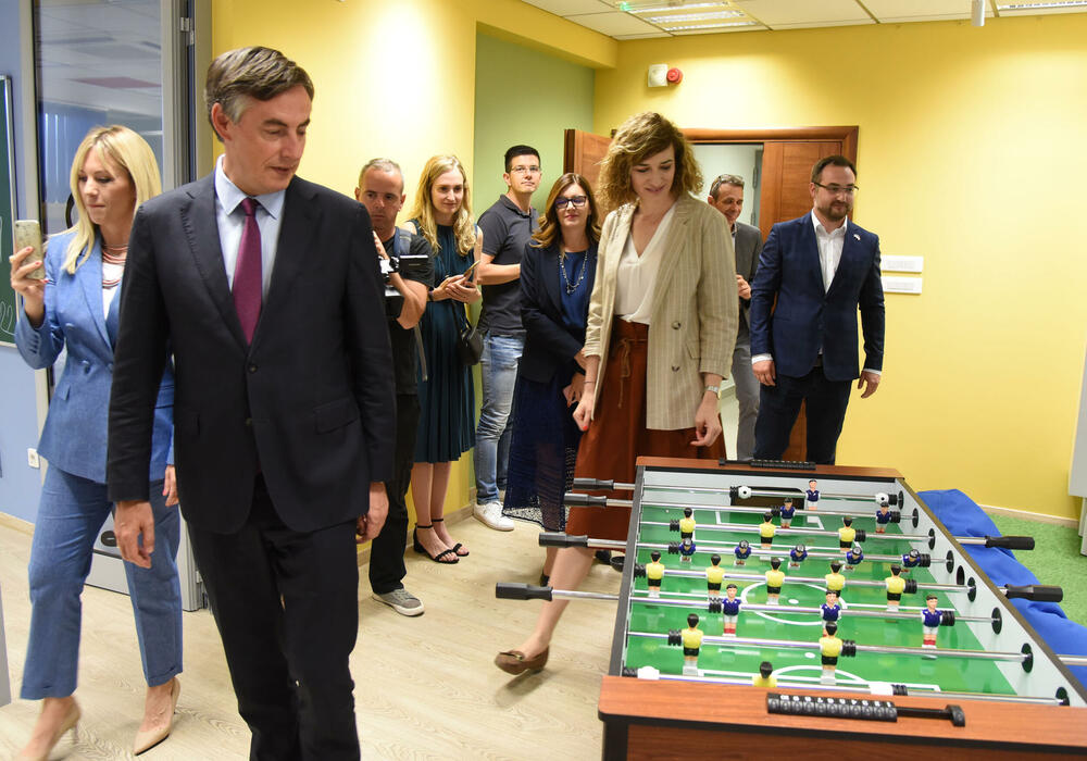 <p>"Imamo velika očekivanja od ove kuće. Nadamo se da će ovo mjesto povezivati ljude razlicitog političkog spektra", rekla je šefica Delegacije Evropske unije (EU) u Crnoj Gori Oana Kristina Popa</p>