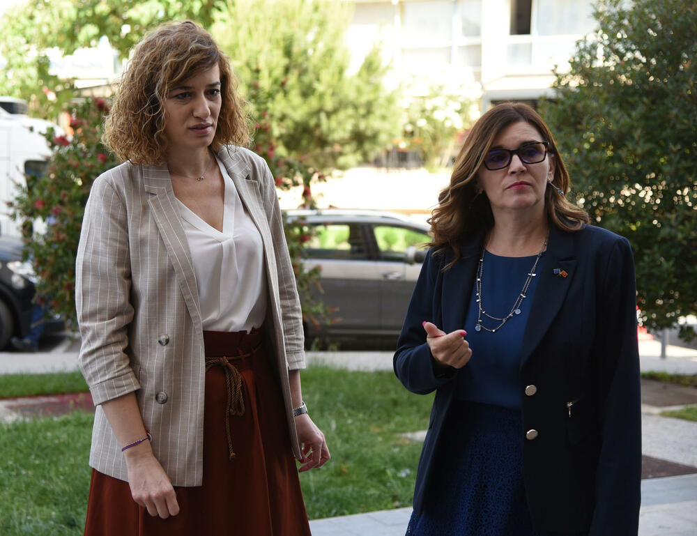 <p>"Imamo velika očekivanja od ove kuće. Nadamo se da će ovo mjesto povezivati ljude razlicitog političkog spektra", rekla je šefica Delegacije Evropske unije (EU) u Crnoj Gori Oana Kristina Popa</p>