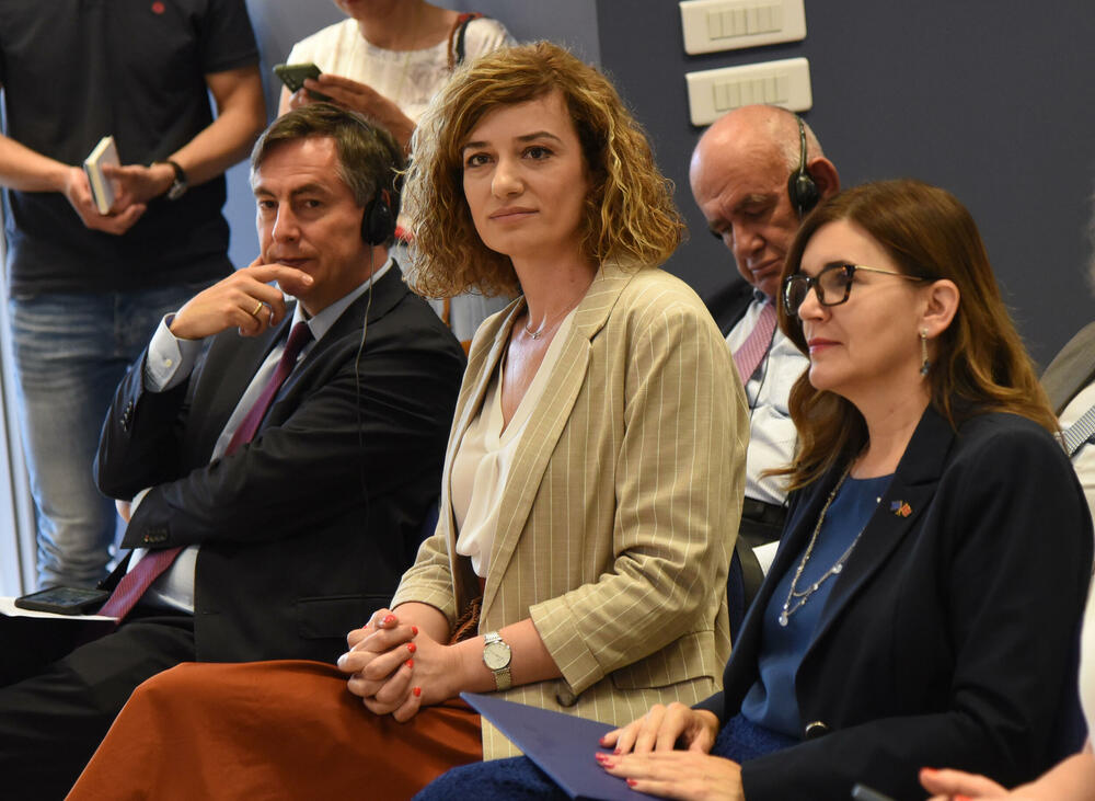 <p>"Imamo velika očekivanja od ove kuće. Nadamo se da će ovo mjesto povezivati ljude razlicitog političkog spektra", rekla je šefica Delegacije Evropske unije (EU) u Crnoj Gori Oana Kristina Popa</p>