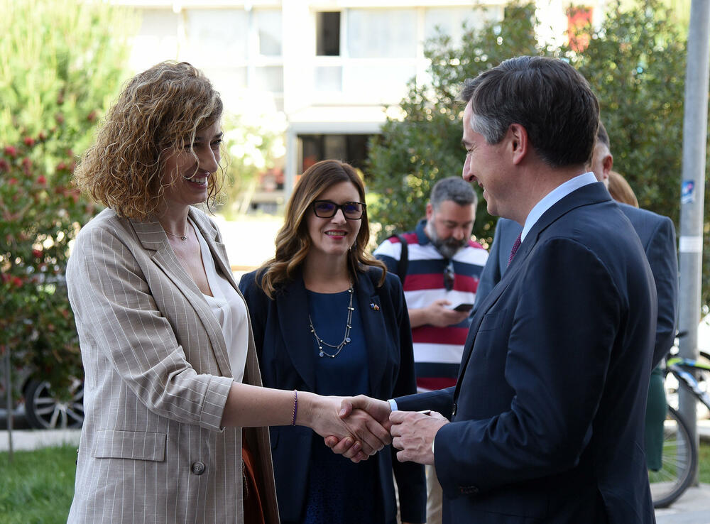 <p>"Imamo velika očekivanja od ove kuće. Nadamo se da će ovo mjesto povezivati ljude razlicitog političkog spektra", rekla je šefica Delegacije Evropske unije (EU) u Crnoj Gori Oana Kristina Popa</p>