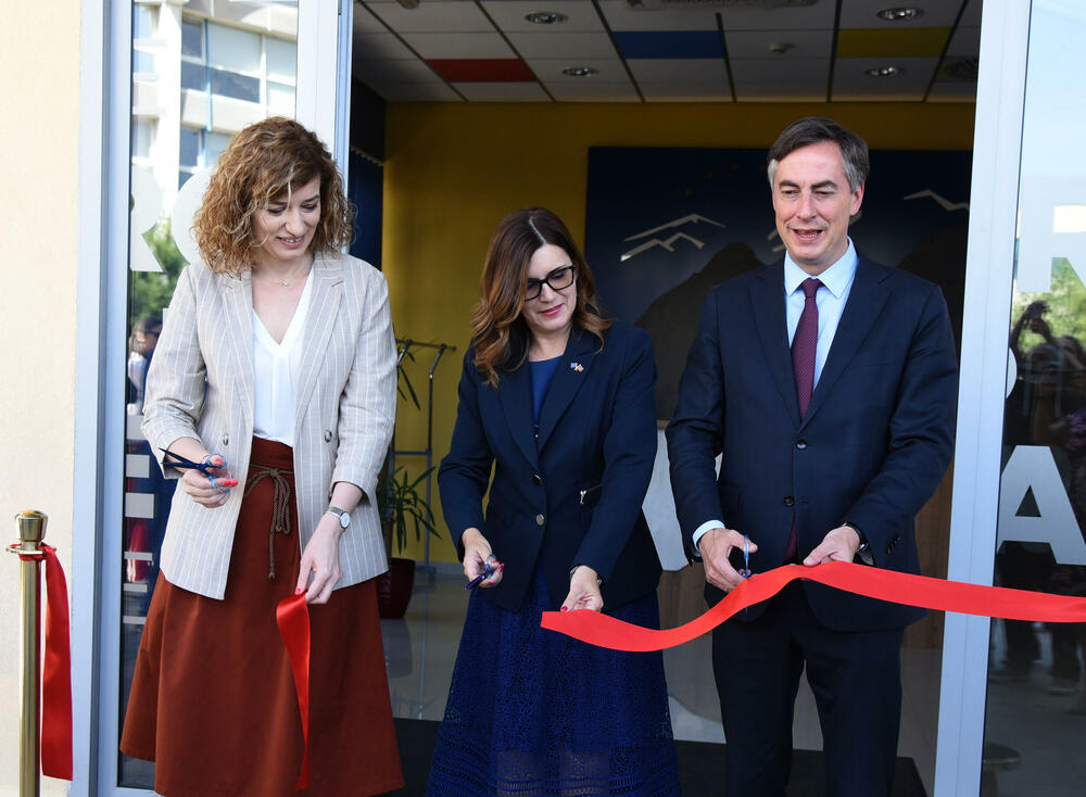 <p>"Imamo velika očekivanja od ove kuće. Nadamo se da će ovo mjesto povezivati ljude razlicitog političkog spektra", rekla je šefica Delegacije Evropske unije (EU) u Crnoj Gori Oana Kristina Popa</p>