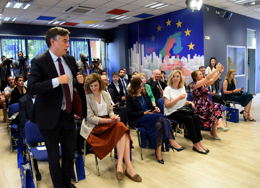 <p>"Imamo velika očekivanja od ove kuće. Nadamo se da će ovo mjesto povezivati ljude razlicitog političkog spektra", rekla je šefica Delegacije Evropske unije (EU) u Crnoj Gori Oana Kristina Popa</p>