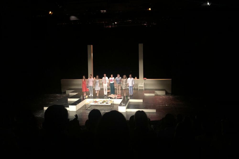 Ansambl predstave pozdravljen ovacijama publike, Foto: CNP