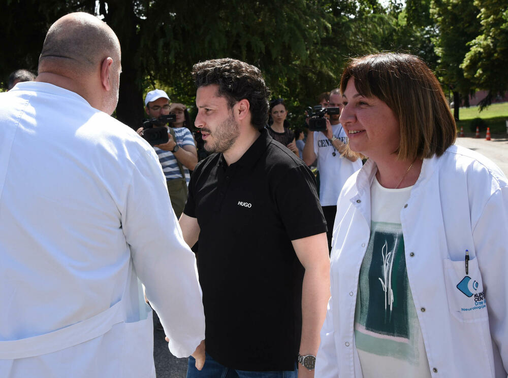 <p>Predsjednik Vlade je kazao da mu je zadovoljstvo što se pridružio toj akciji, a da nisu imali puno posla, jer je krug Kliničkog centra uredan</p>