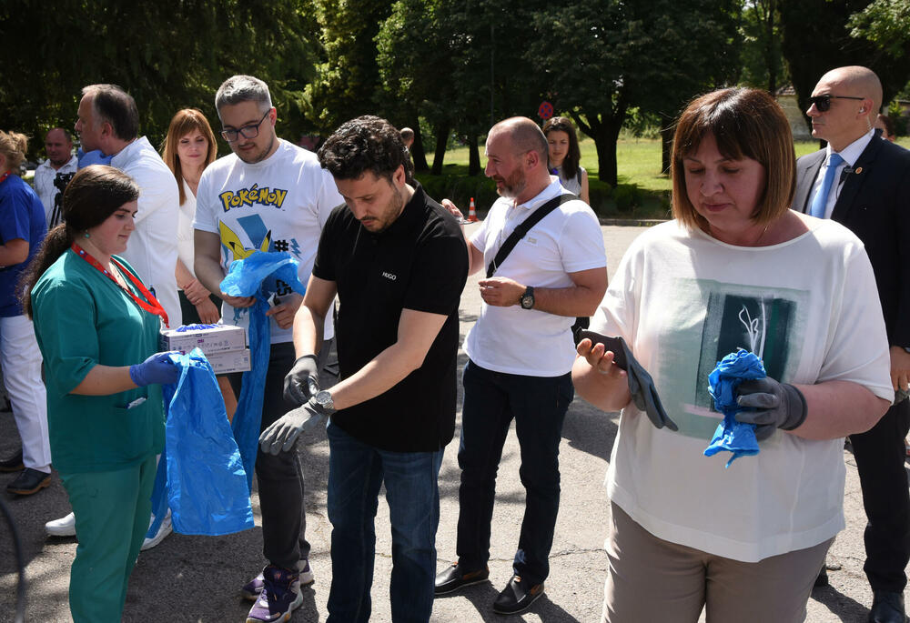 <p>Predsjednik Vlade je kazao da mu je zadovoljstvo što se pridružio toj akciji, a da nisu imali puno posla, jer je krug Kliničkog centra uredan</p>