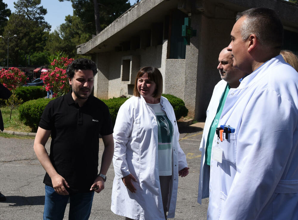 <p>Predsjednik Vlade je kazao da mu je zadovoljstvo što se pridružio toj akciji, a da nisu imali puno posla, jer je krug Kliničkog centra uredan</p>