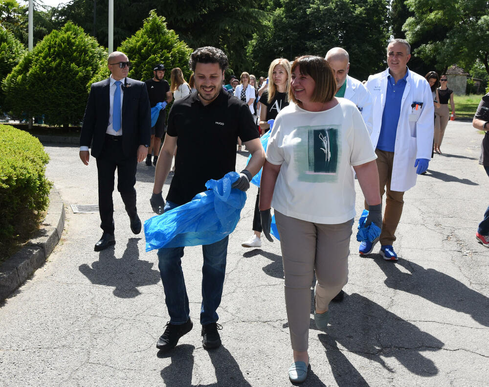 <p>Predsjednik Vlade je kazao da mu je zadovoljstvo što se pridružio toj akciji, a da nisu imali puno posla, jer je krug Kliničkog centra uredan</p>