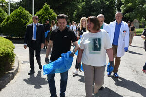 Očišćen krug Kliničkog centra, učestvovao i Abazović (FOTO)