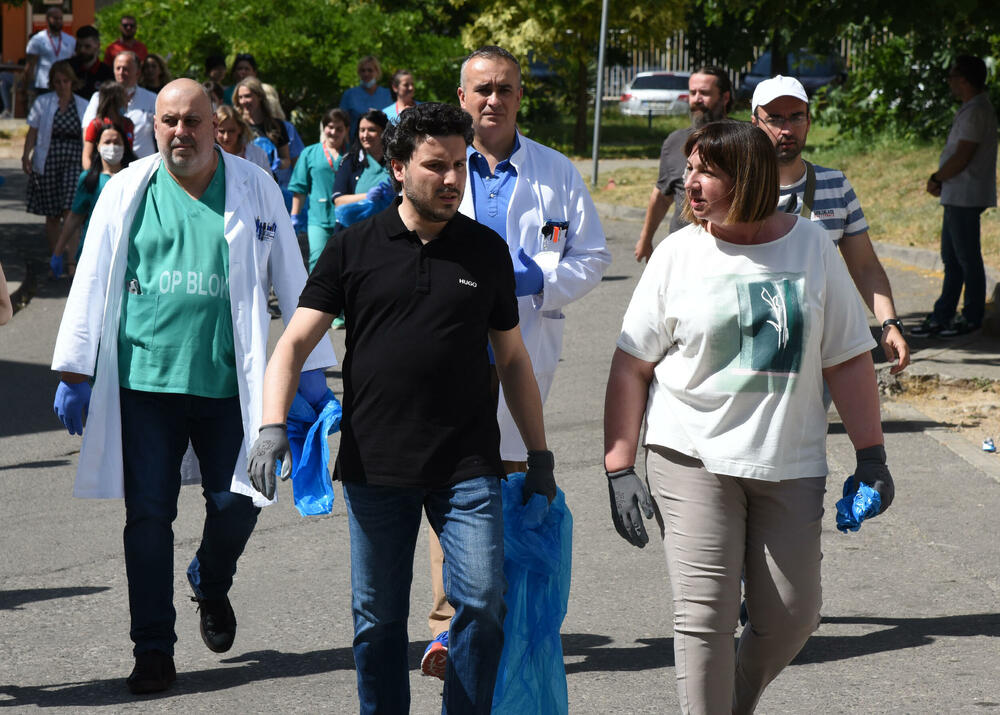 <p>Predsjednik Vlade je kazao da mu je zadovoljstvo što se pridružio toj akciji, a da nisu imali puno posla, jer je krug Kliničkog centra uredan</p>