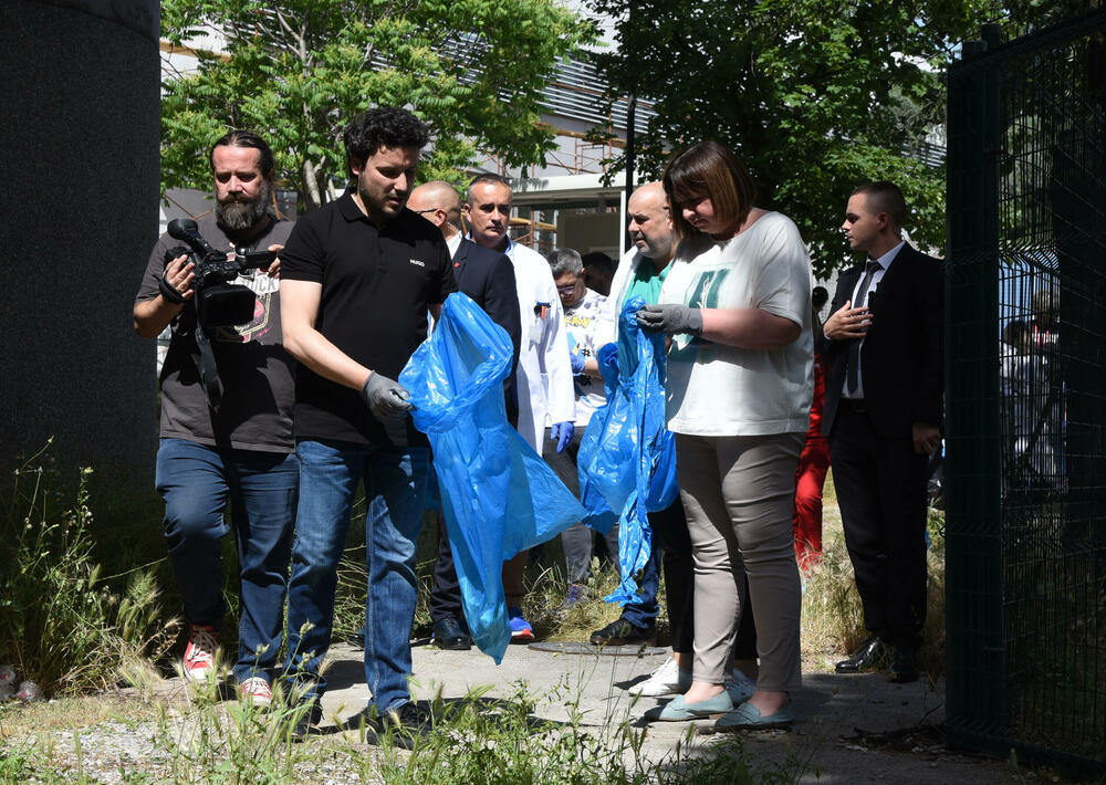 <p>Predsjednik Vlade je kazao da mu je zadovoljstvo što se pridružio toj akciji, a da nisu imali puno posla, jer je krug Kliničkog centra uredan</p>