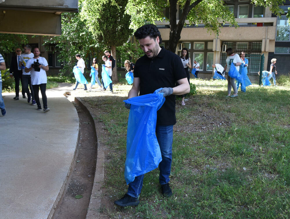 <p>Predsjednik Vlade je kazao da mu je zadovoljstvo što se pridružio toj akciji, a da nisu imali puno posla, jer je krug Kliničkog centra uredan</p>