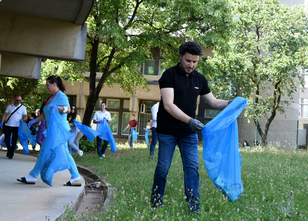 <p>Predsjednik Vlade je kazao da mu je zadovoljstvo što se pridružio toj akciji, a da nisu imali puno posla, jer je krug Kliničkog centra uredan</p>