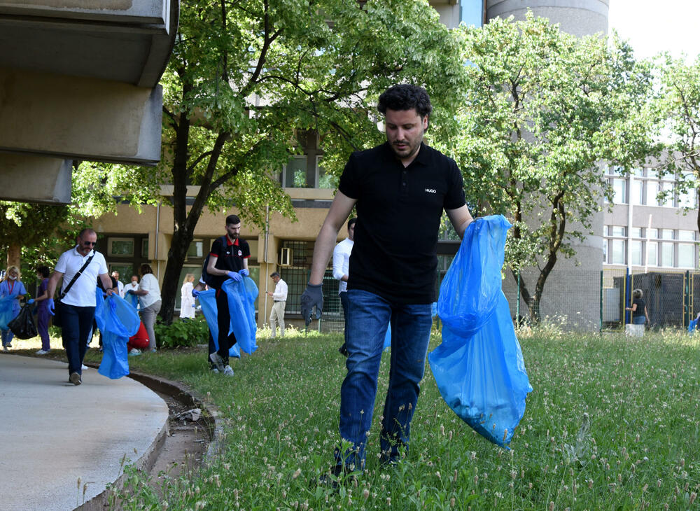 <p>Predsjednik Vlade je kazao da mu je zadovoljstvo što se pridružio toj akciji, a da nisu imali puno posla, jer je krug Kliničkog centra uredan</p>