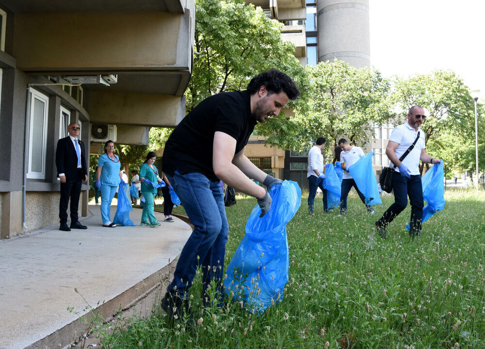 <p>Predsjednik Vlade je kazao da mu je zadovoljstvo što se pridružio toj akciji, a da nisu imali puno posla, jer je krug Kliničkog centra uredan</p>