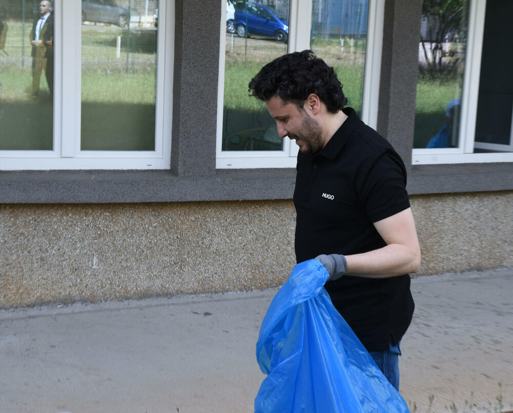 <p>Predsjednik Vlade je kazao da mu je zadovoljstvo što se pridružio toj akciji, a da nisu imali puno posla, jer je krug Kliničkog centra uredan</p>