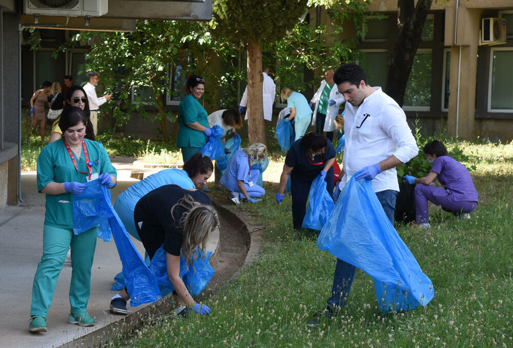 <p>Predsjednik Vlade je kazao da mu je zadovoljstvo što se pridružio toj akciji, a da nisu imali puno posla, jer je krug Kliničkog centra uredan</p>