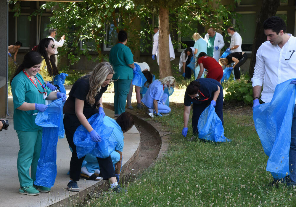 <p>Predsjednik Vlade je kazao da mu je zadovoljstvo što se pridružio toj akciji, a da nisu imali puno posla, jer je krug Kliničkog centra uredan</p>