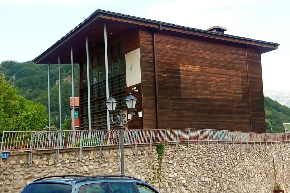 Zgrada prazna, TO radi u baraci, Foto: Dragana Šćepanović