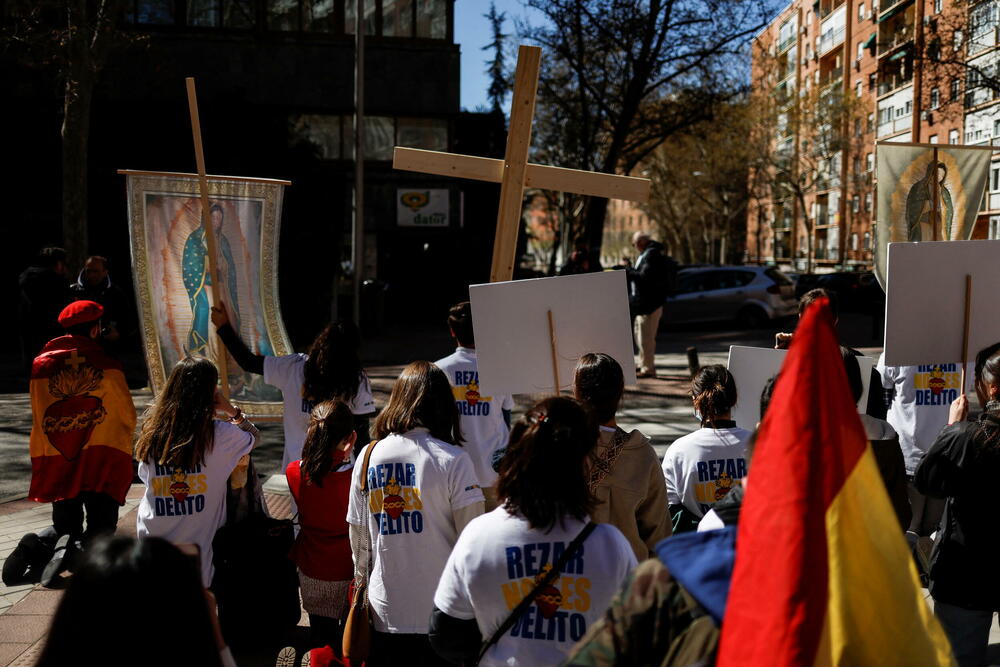 Protest protivnika abortusa ispred klinike u Madridu