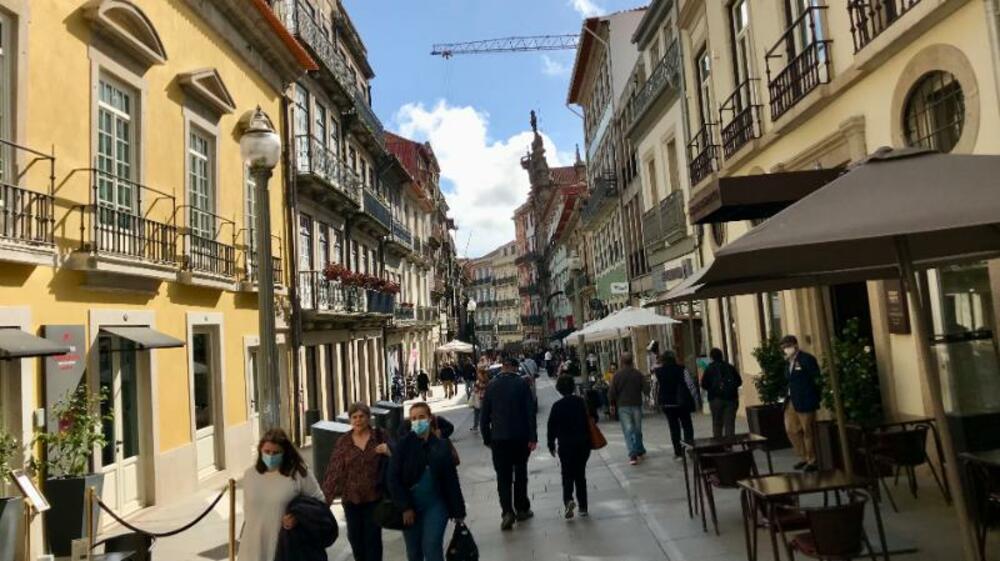 <p>Na sunčanom brijegu katedrala stara osam vjekova. Na stolu porto star deset godina, iz podruma vinarije Tejlor, а njoj je 330 godina. Hlad ti pravi krošnja mandarine neodređene starosti. Zbog takvih se trenutaka putuje</p>