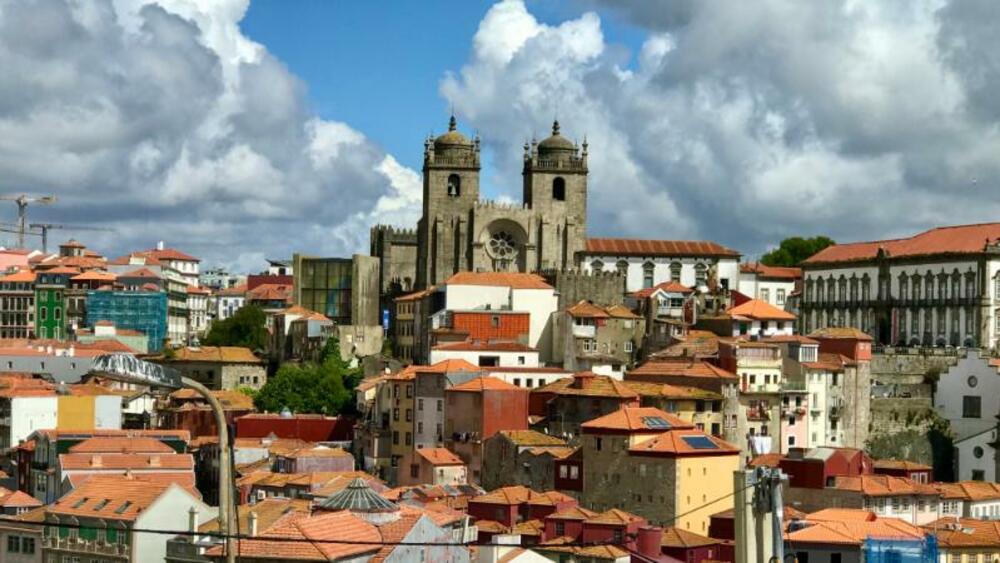 <p>Na sunčanom brijegu katedrala stara osam vjekova. Na stolu porto star deset godina, iz podruma vinarije Tejlor, а njoj je 330 godina. Hlad ti pravi krošnja mandarine neodređene starosti. Zbog takvih se trenutaka putuje</p>