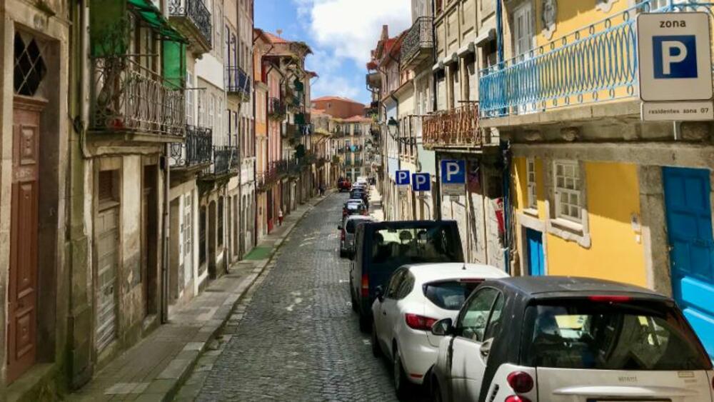 <p>Na sunčanom brijegu katedrala stara osam vjekova. Na stolu porto star deset godina, iz podruma vinarije Tejlor, а njoj je 330 godina. Hlad ti pravi krošnja mandarine neodređene starosti. Zbog takvih se trenutaka putuje</p>