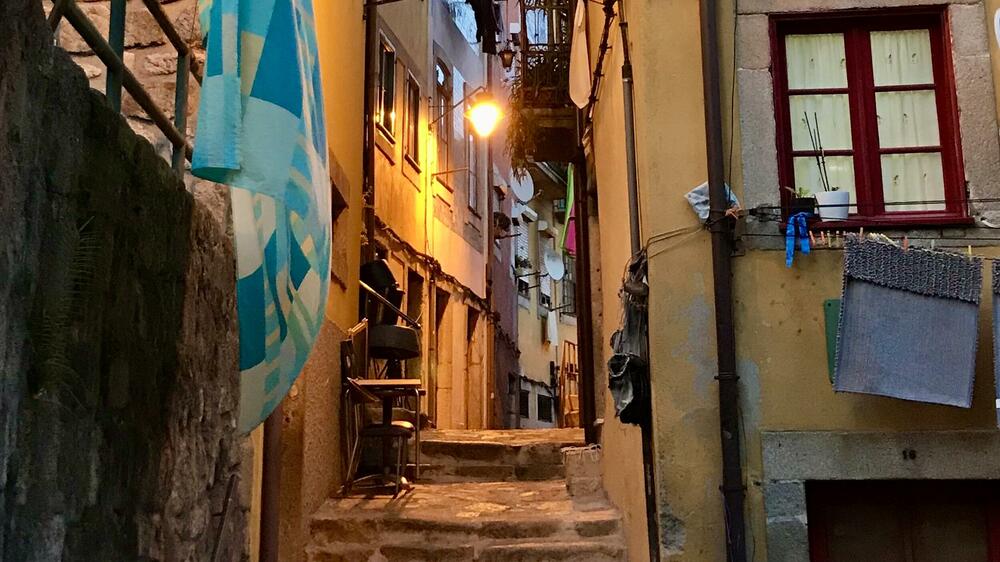 <p>Na sunčanom brijegu katedrala stara osam vjekova. Na stolu porto star deset godina, iz podruma vinarije Tejlor, а njoj je 330 godina. Hlad ti pravi krošnja mandarine neodređene starosti. Zbog takvih se trenutaka putuje</p>