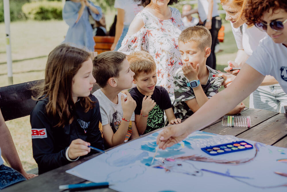 <p>"Predavači Resursnog centra „1. Jun“ i stručna lica iz Konjičkog kluba „Budućnost“ su osmislili likovnu radionicu, koja je izuzetno interesantna, sveobuhvatna, maštovita i nadasve korisna"</p>