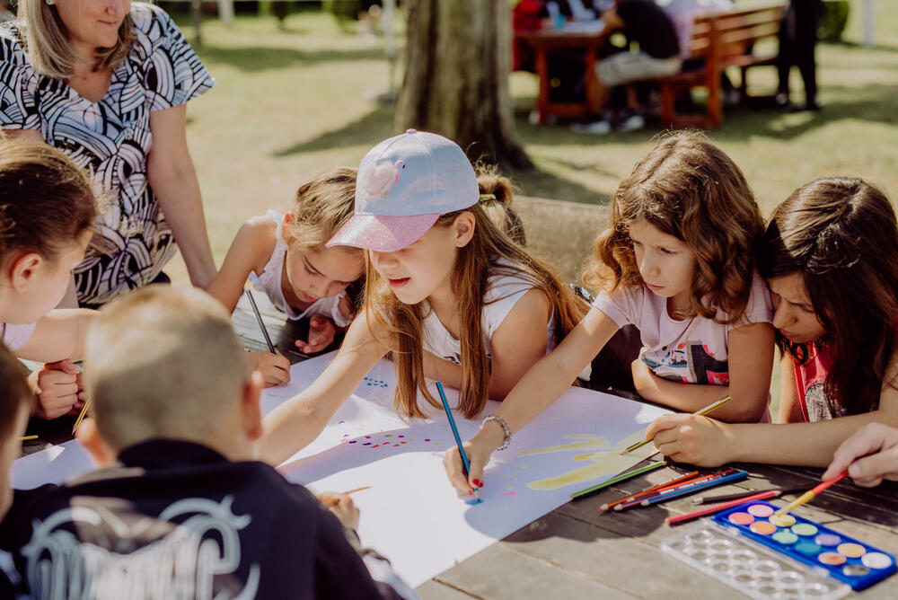 <p>"Predavači Resursnog centra „1. Jun“ i stručna lica iz Konjičkog kluba „Budućnost“ su osmislili likovnu radionicu, koja je izuzetno interesantna, sveobuhvatna, maštovita i nadasve korisna"</p>