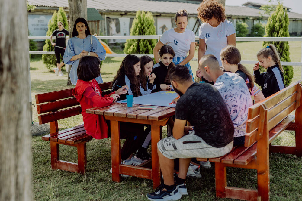 <p>"Predavači Resursnog centra „1. Jun“ i stručna lica iz Konjičkog kluba „Budućnost“ su osmislili likovnu radionicu, koja je izuzetno interesantna, sveobuhvatna, maštovita i nadasve korisna"</p>