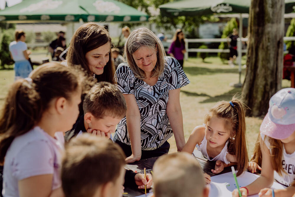 <p>"Predavači Resursnog centra „1. Jun“ i stručna lica iz Konjičkog kluba „Budućnost“ su osmislili likovnu radionicu, koja je izuzetno interesantna, sveobuhvatna, maštovita i nadasve korisna"</p>