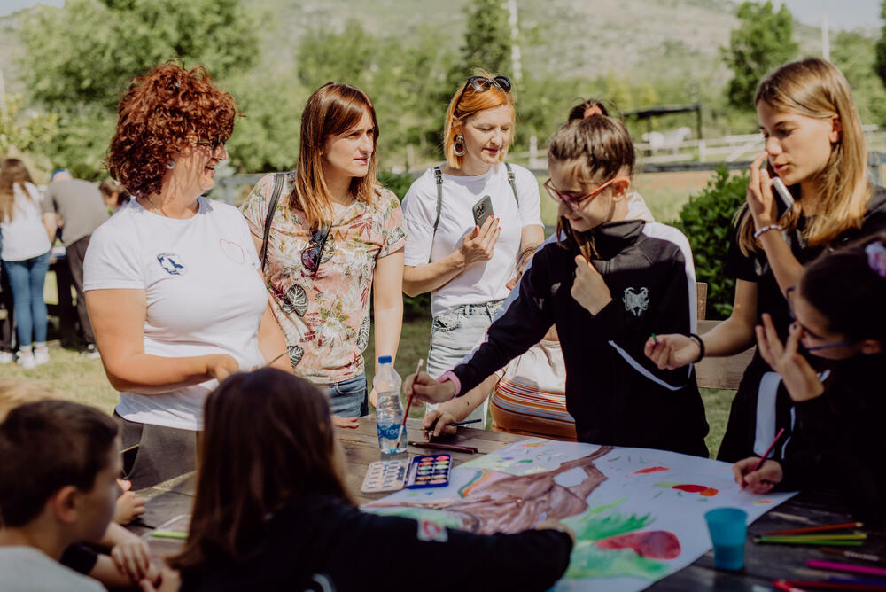 <p>"Predavači Resursnog centra „1. Jun“ i stručna lica iz Konjičkog kluba „Budućnost“ su osmislili likovnu radionicu, koja je izuzetno interesantna, sveobuhvatna, maštovita i nadasve korisna"</p>