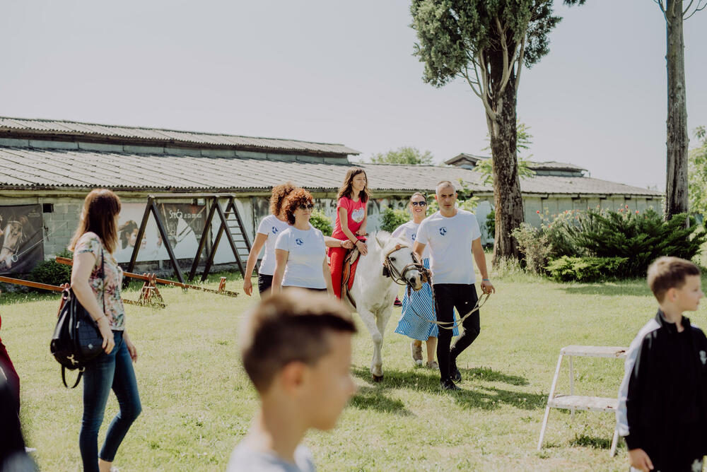 <p>"Predavači Resursnog centra „1. Jun“ i stručna lica iz Konjičkog kluba „Budućnost“ su osmislili likovnu radionicu, koja je izuzetno interesantna, sveobuhvatna, maštovita i nadasve korisna"</p>