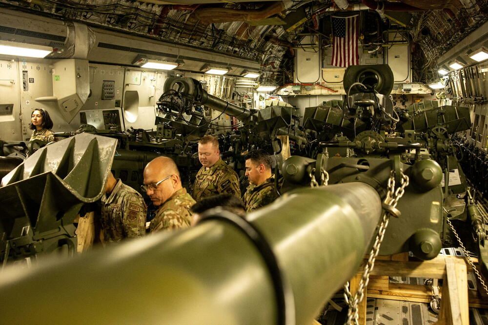 Američki marinci u Kaliforniji utovaraju “haubice M777” namijenjene Ukrajini, Foto: Rojters