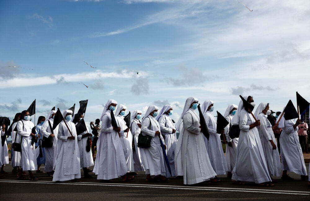 <p>Ljudi moraju da čekaju u dugim redovima kako bi kupili namirnice, a za mnoge dok dođu na red ništa ne ostane</p>