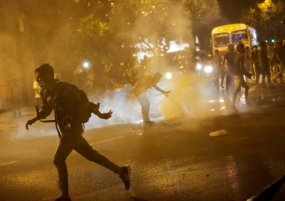 <p>Ljudi moraju da čekaju u dugim redovima kako bi kupili namirnice, a za mnoge dok dođu na red ništa ne ostane</p>