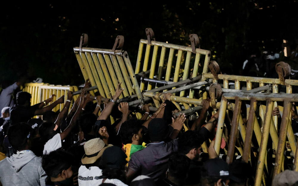 <p>Ljudi moraju da čekaju u dugim redovima kako bi kupili namirnice, a za mnoge dok dođu na red ništa ne ostane</p>