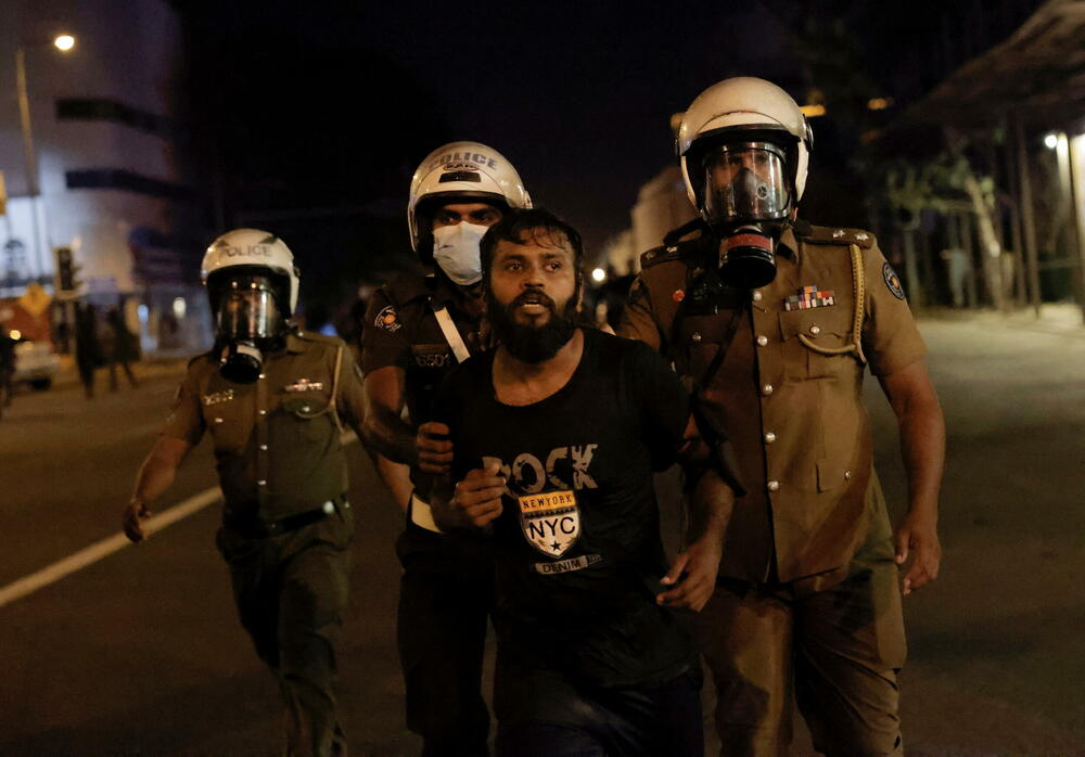<p>Ljudi moraju da čekaju u dugim redovima kako bi kupili namirnice, a za mnoge dok dođu na red ništa ne ostane</p>