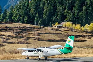 Avion sa 22 osobe nestao u planinama Nepala