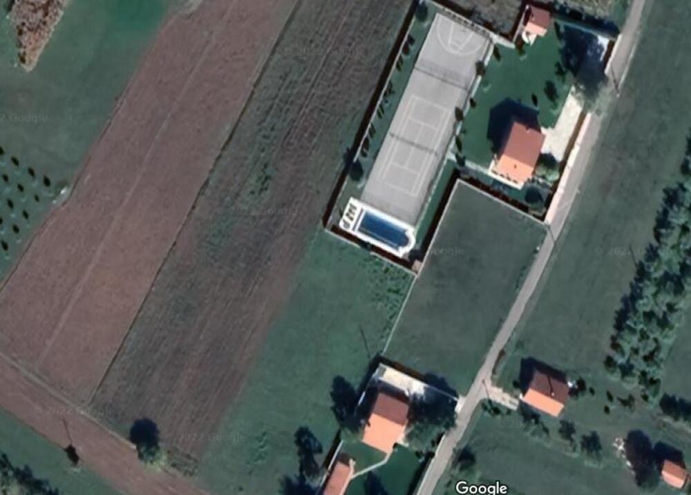 Kuća na Vidrovanu je ograđena visokim zidom, ali satelitski snimci prikazuju bazen i sportske terene