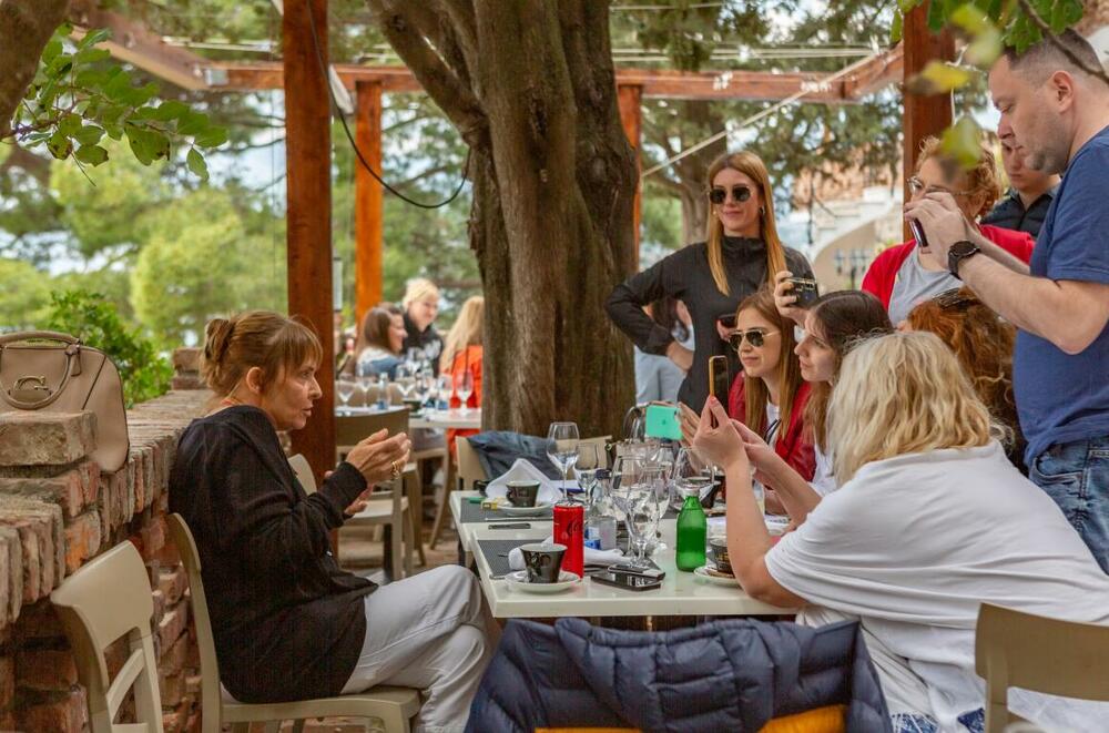 Vesna Trivalić tokom razgovora sa medijima na snimanju serije “Dug moru” 