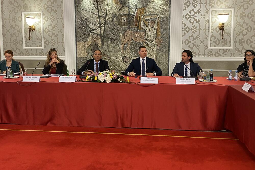 Sa sastanka, Foto: Željka Vučinić