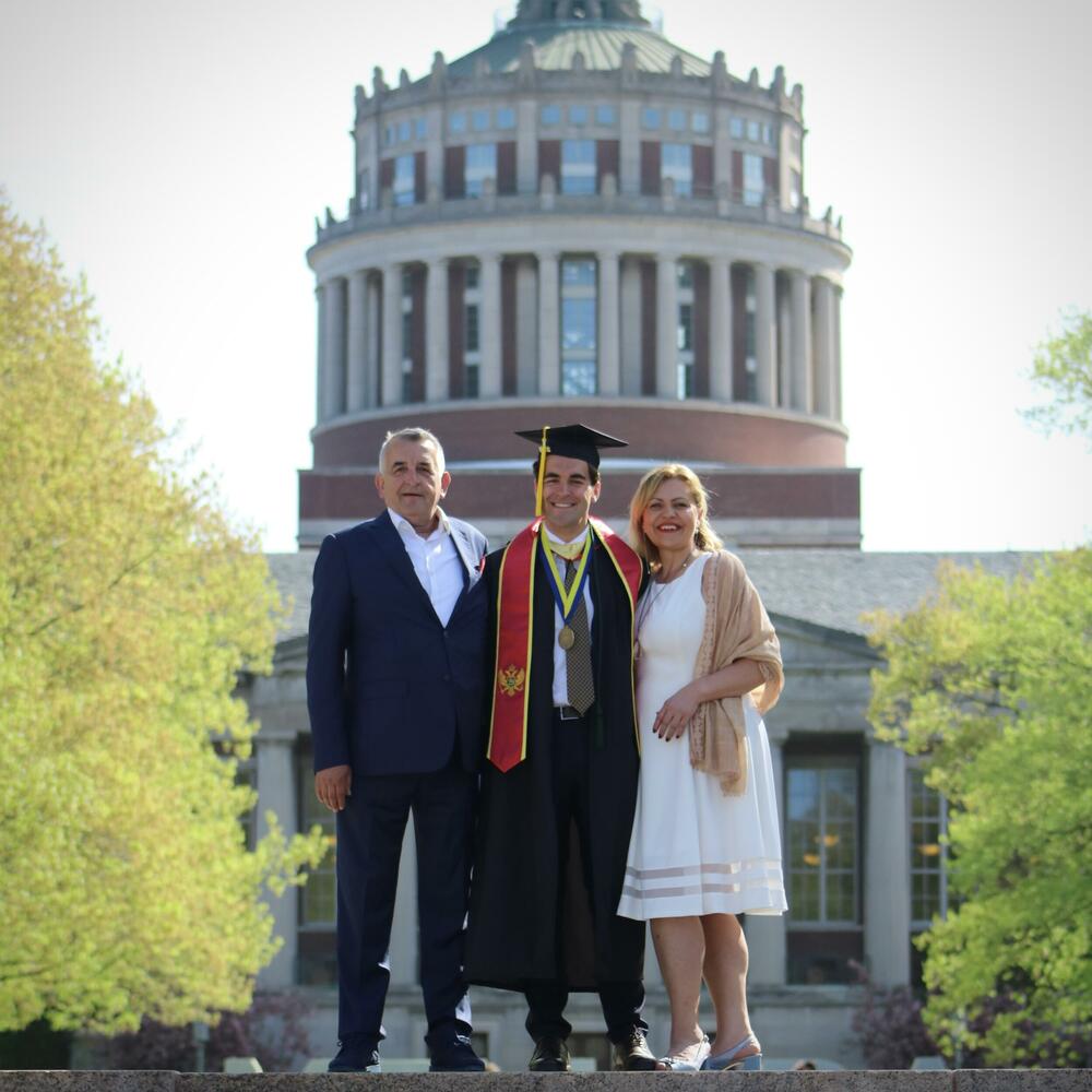 Sa roditeljima nakon diplomiranja