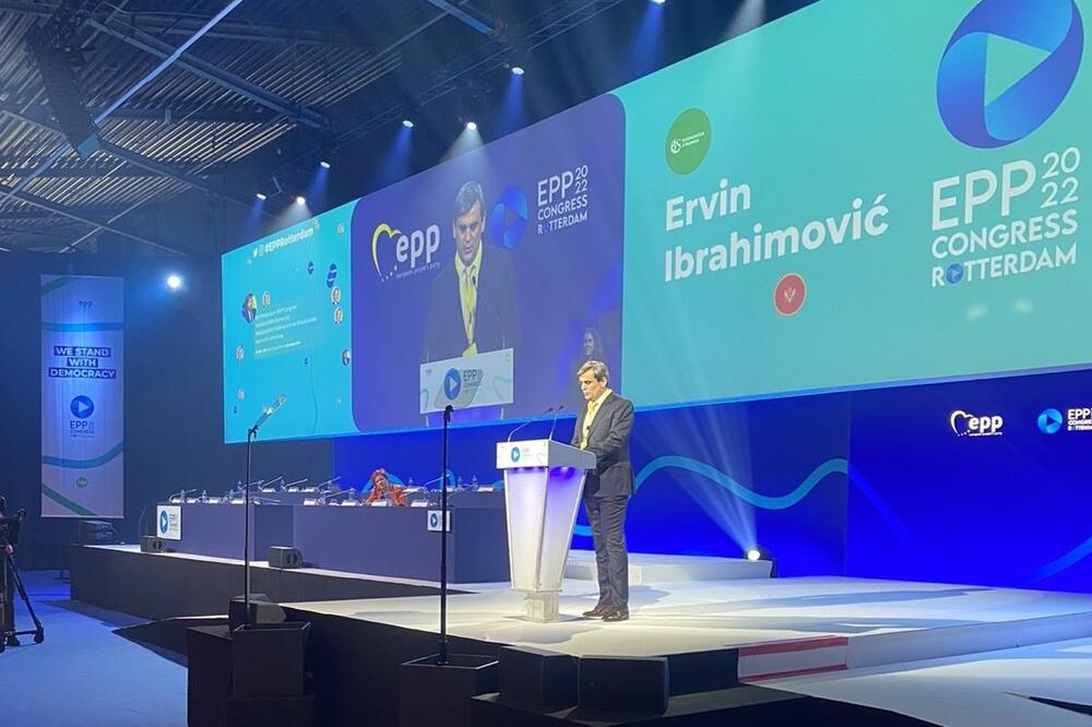 Ibrahimović tokom obraćanja u Roterdamu, Foto: Bošnjačka stranka