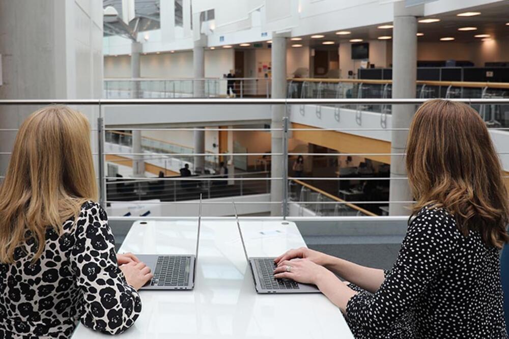 Viki i Emili zajedno imaju više od trideset godina iskustva u sakupljanju obavještajnih podataka, Foto: GCHQ