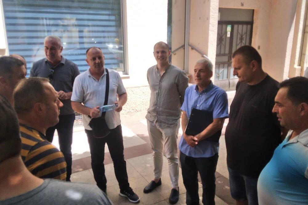 Predsjednik Radničke partije sa bivšim radnicima KAP-a, Foto: Radnička partija