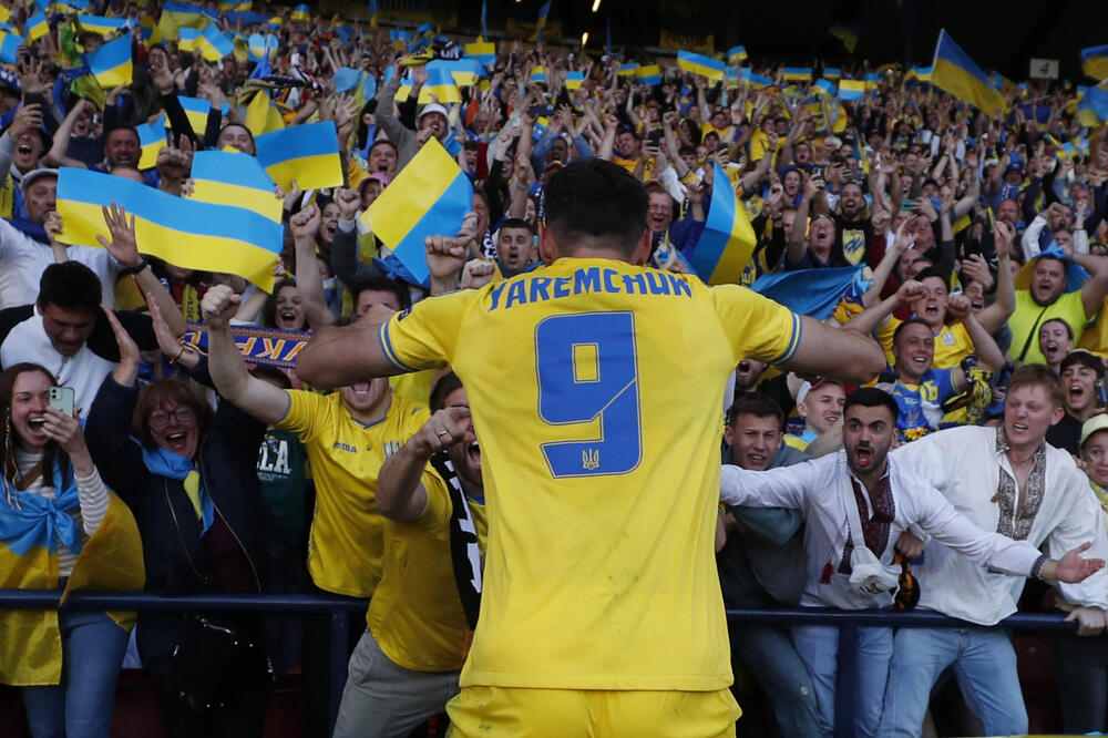 Jaremčuk slavi pogodak sa navijačima, Foto: Reuters